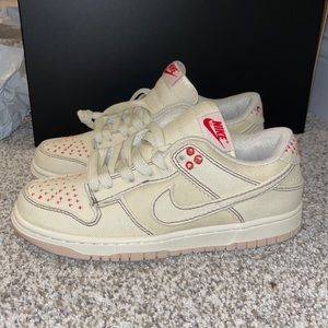NIKE DUNKS | NEVER WORN| SIZE:7 W | COLOR: AS PICTURED
